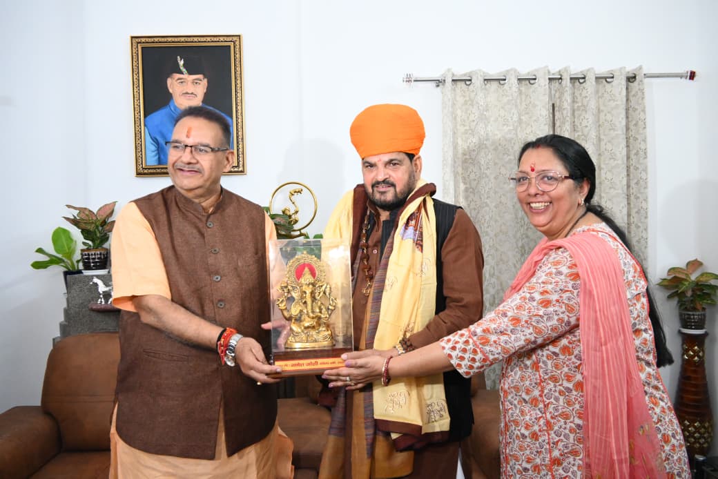 कैबिनेट मंत्री गणेश जोशी ने अपने आवास पर पूर्व सांसद बृजभूषण शरण सिंह का किया स्वागत