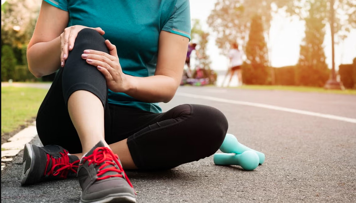 हड्डियों की कमजोरी और जोड़ो की जकड़न से छुटकारा पाने के लिए अपनाएँ ये योग, मिलेगा फायदा