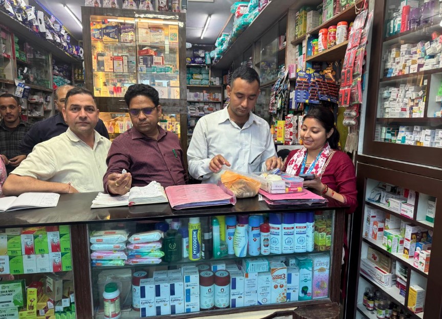 प्रदेशभर में औषधि विभाग का सघन निरीक्षण अभियान जारी, कई मेडिकल स्टोरों से कफ सिरप के नमूने जब्त